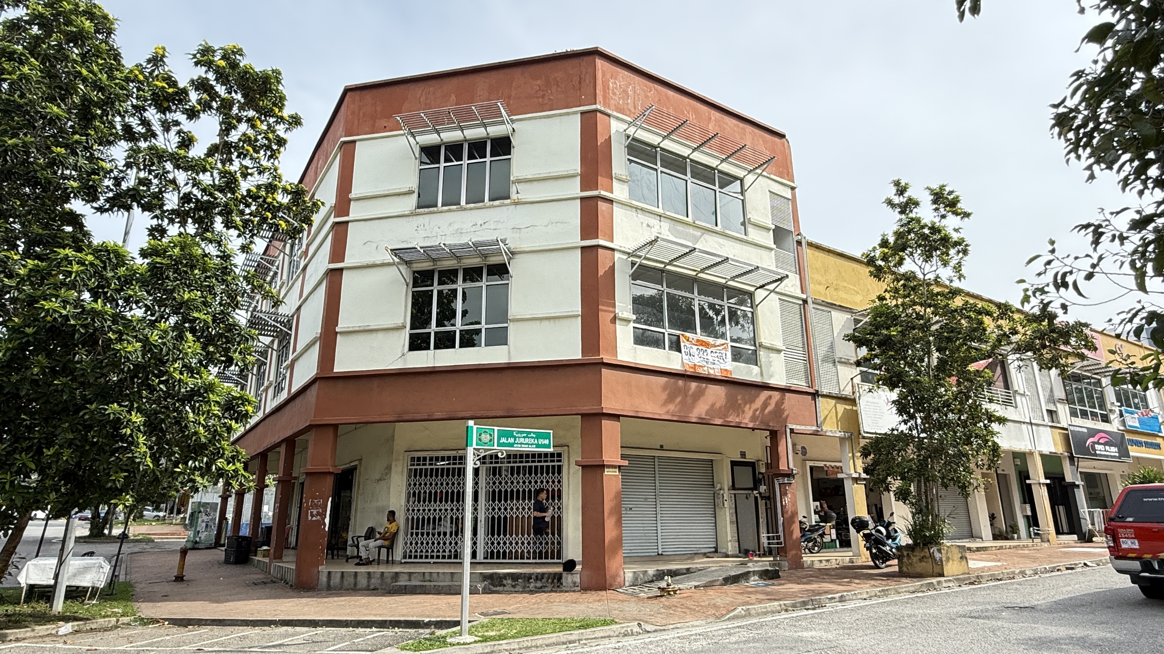 Shop For Sale In Hicom Glenmarie Industrial Park, Shah Alam – Corner 3-Storey Commercial Unit